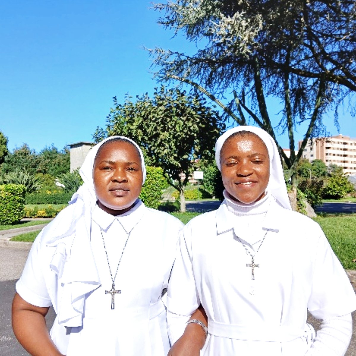 As irmãs Ana Maria Mutita e Zandamela Vahossa, de hábito branco, num jardim em Braga.